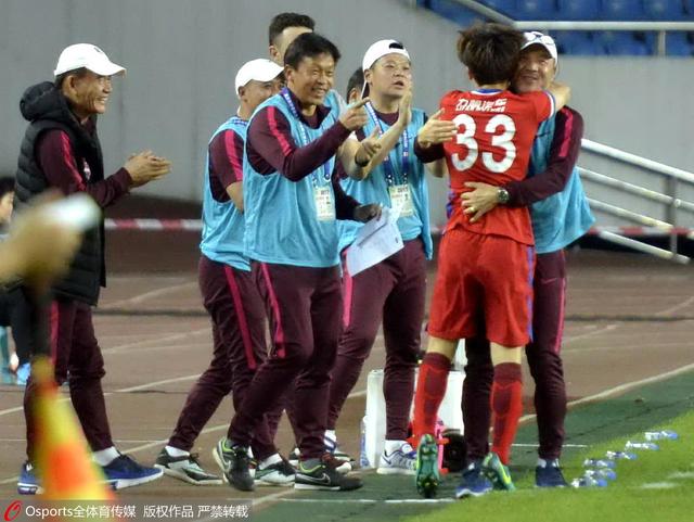克劳斯·布罗冷酷无情、与人私通，提倡贵族政治论，曾不止一次地企图杀掉能够继承其财产的合法妻子。